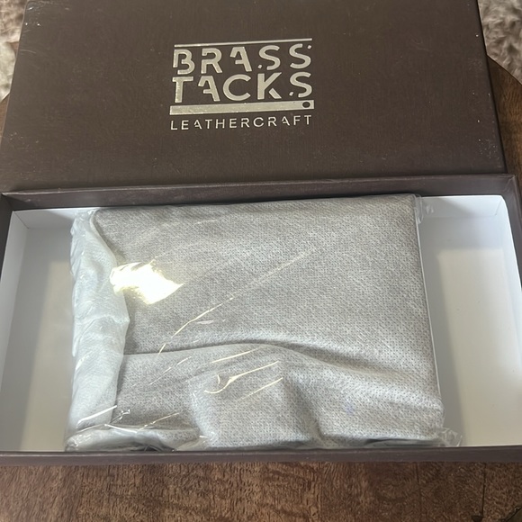 BRASS TACKS LEATHERCRAFT Grain Leather Wallet for Men Gift Box - Picture 4 of 4